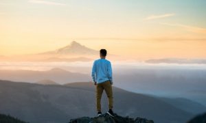 Hombre viendo al horizonte libre de Cáncer